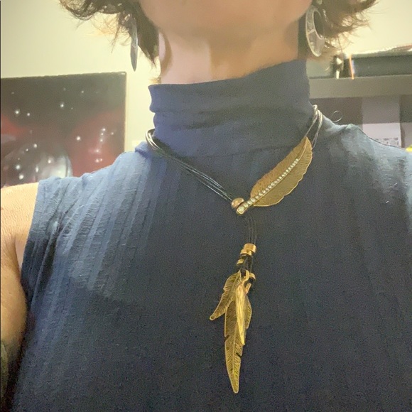 Feather Design Necklace - Picture 4 of 4